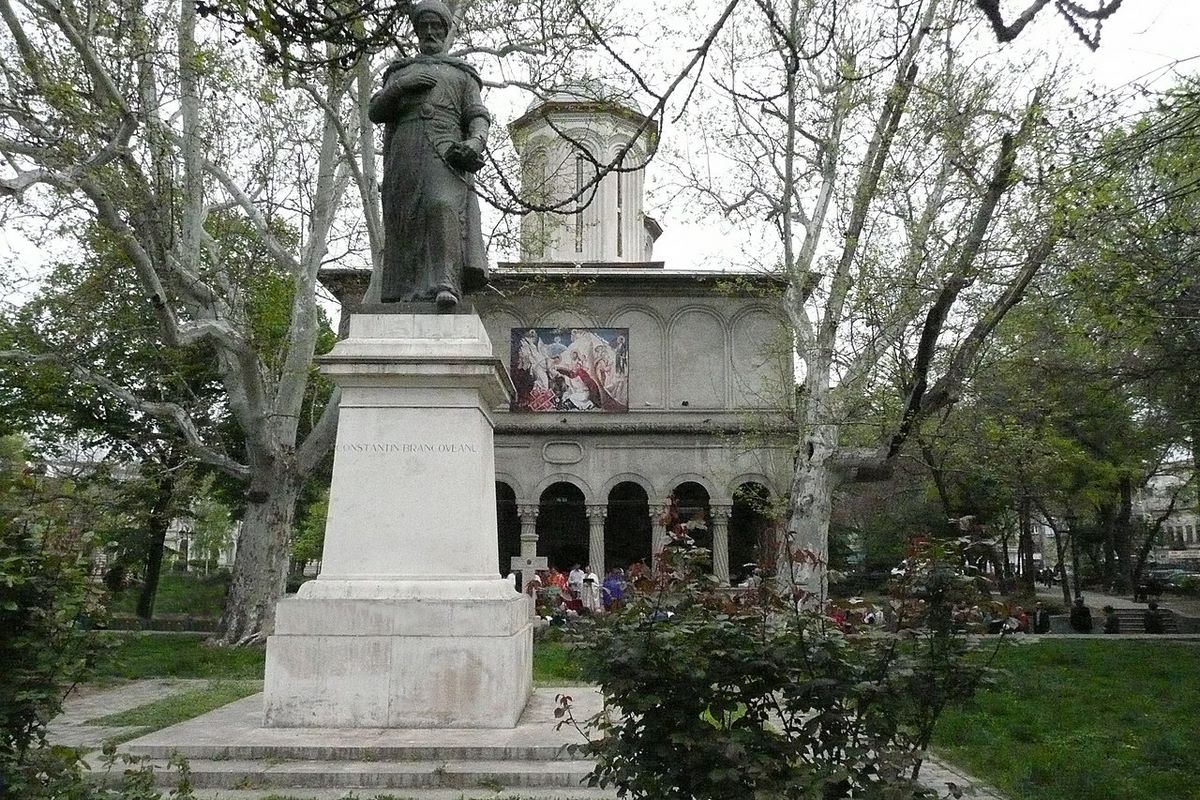 Κωνσταντίνου  Νεομάρτυρος άγαλμα στην εκκλησία του Αγίου Γεωργίου στο Βουκουρέστι, όπου μεταφέρθηκαν τα οστά του